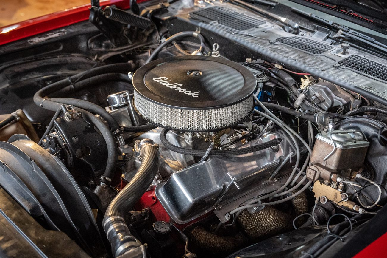 Motorraum eines amerikanischen V8 mit Edelbrock-Luftfilter